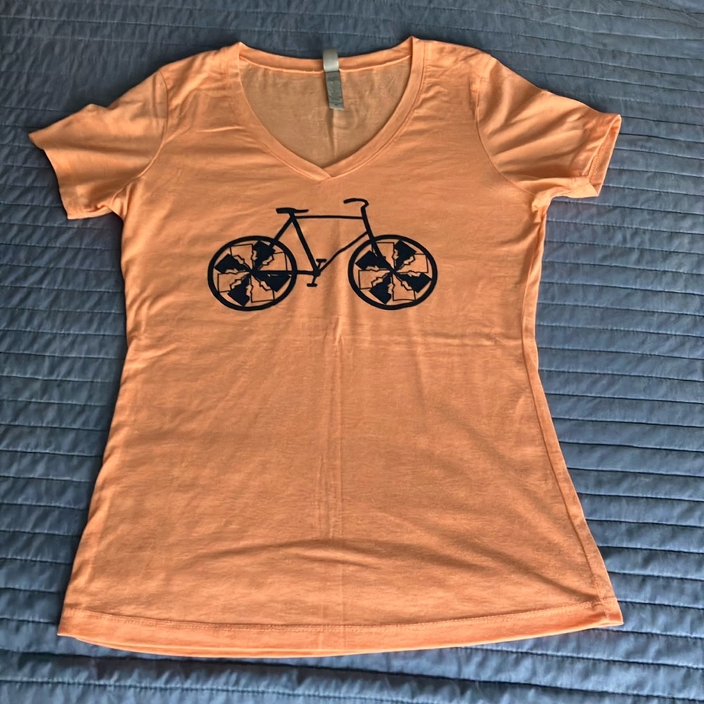 Banana Ink - women’s medium peach color v-neck